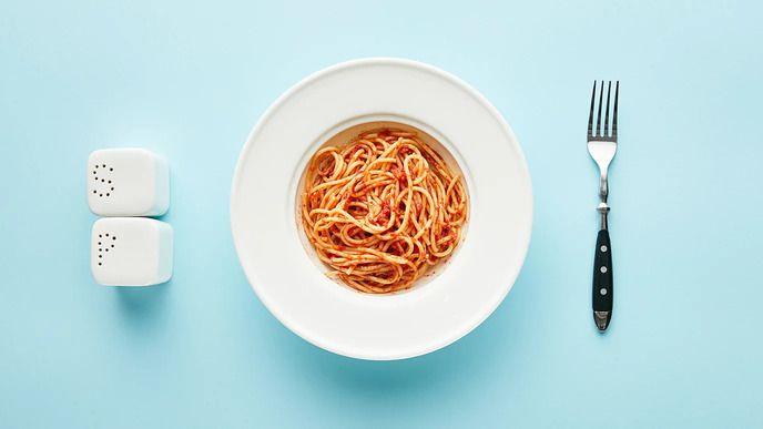 Tanjir špagetama, posude za so I biber i viljuška
