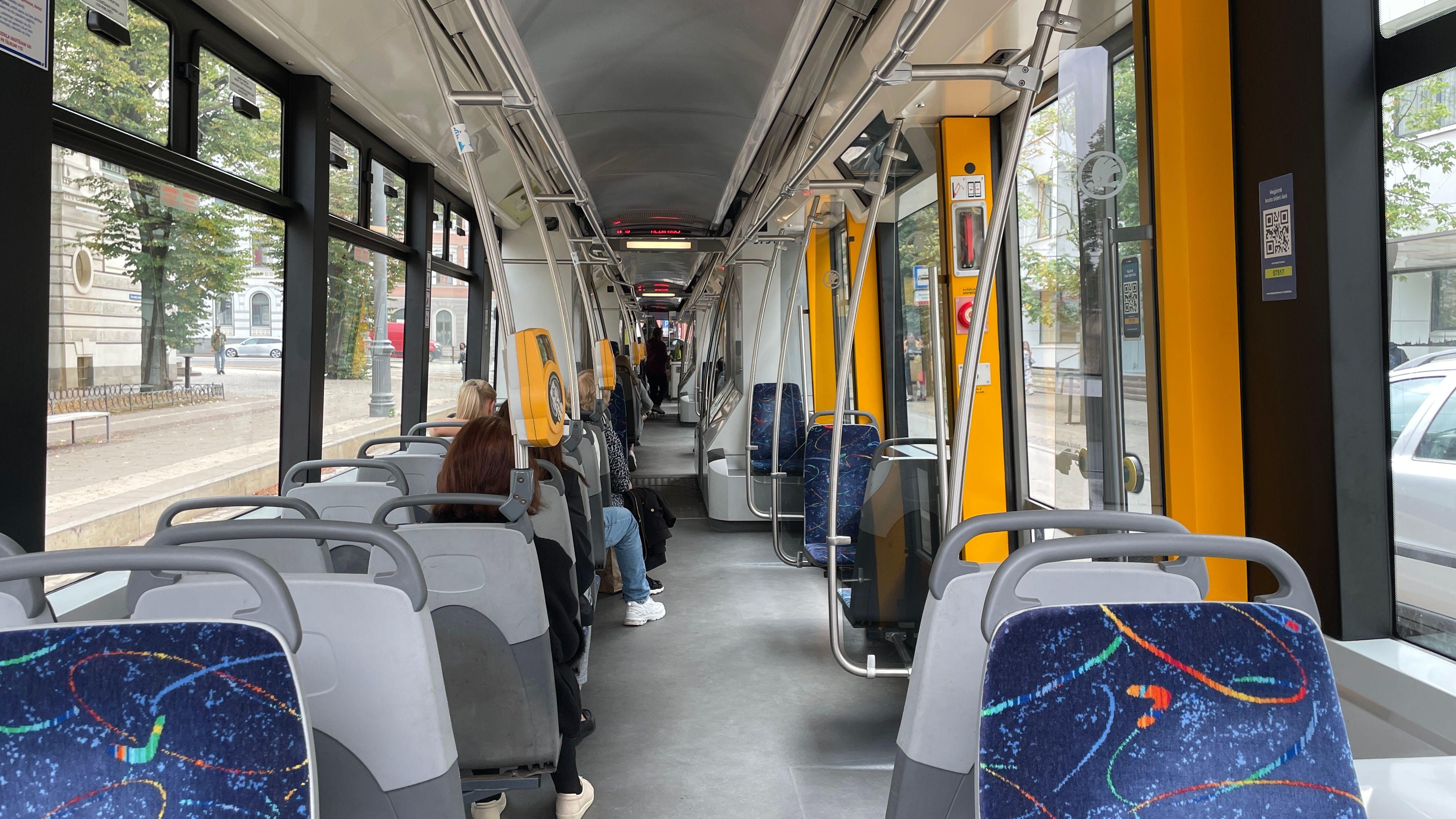 Dnevnik iz Rige: 'Da kucnem u drvo' i provozam se plavo-belim raspevanim tramvajem 2 Unutrašnjost novijeg modela tramvaja koji vozi riškim ulicama