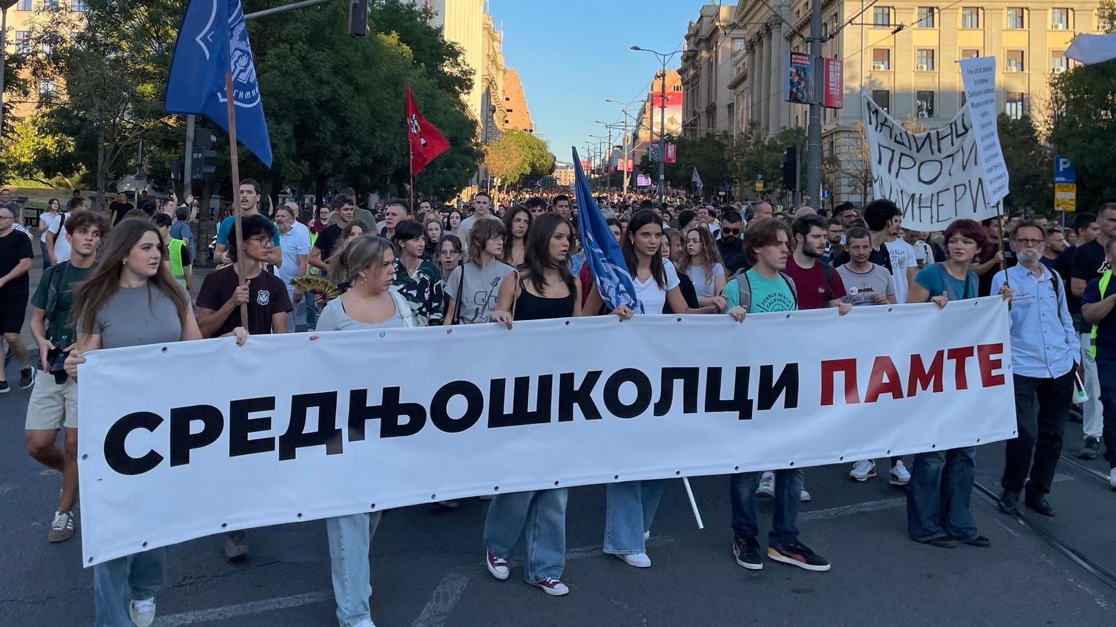 Deset meseci od pada nadstrešnice u Novom Sadu, počeo protest u Beogradu 1 Ljudi drže u ruci transparent i šetaju