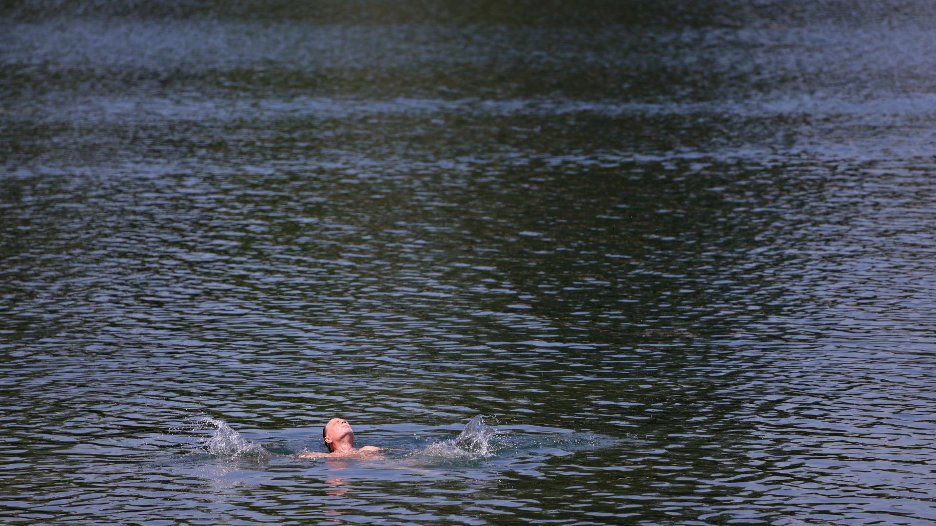 Leto 2025: Jedno od najtoplijih i najsušnijih, sa pet toplotnih talasa 1 Čovek se kupa na jezeru Ada Ciganlija u Beogradu