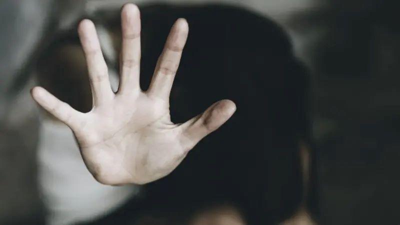 'Obljuba bez pristanka': Zašto je Hrvatska odustala da kažnjava silovatelje ovim delom 1 ilustracija žena drži podignutu ruku