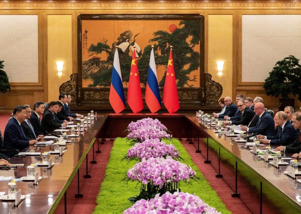 kineska i ruska delegacija na sastanku u pekingu