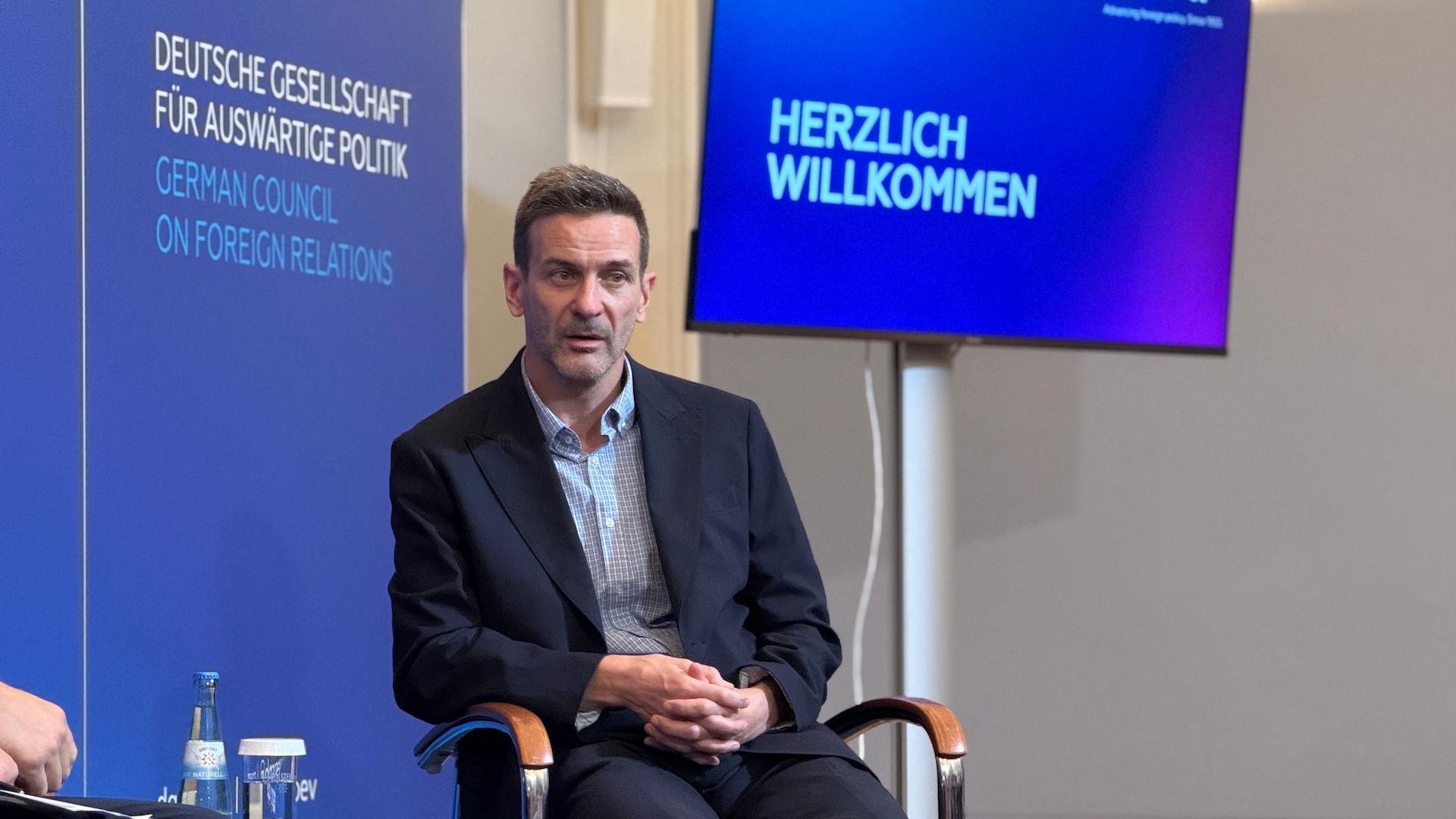 Da li Evropska unija menja stav prema Srbiji 3 Milan Nić sedi u teget odelu skrštenih ruku