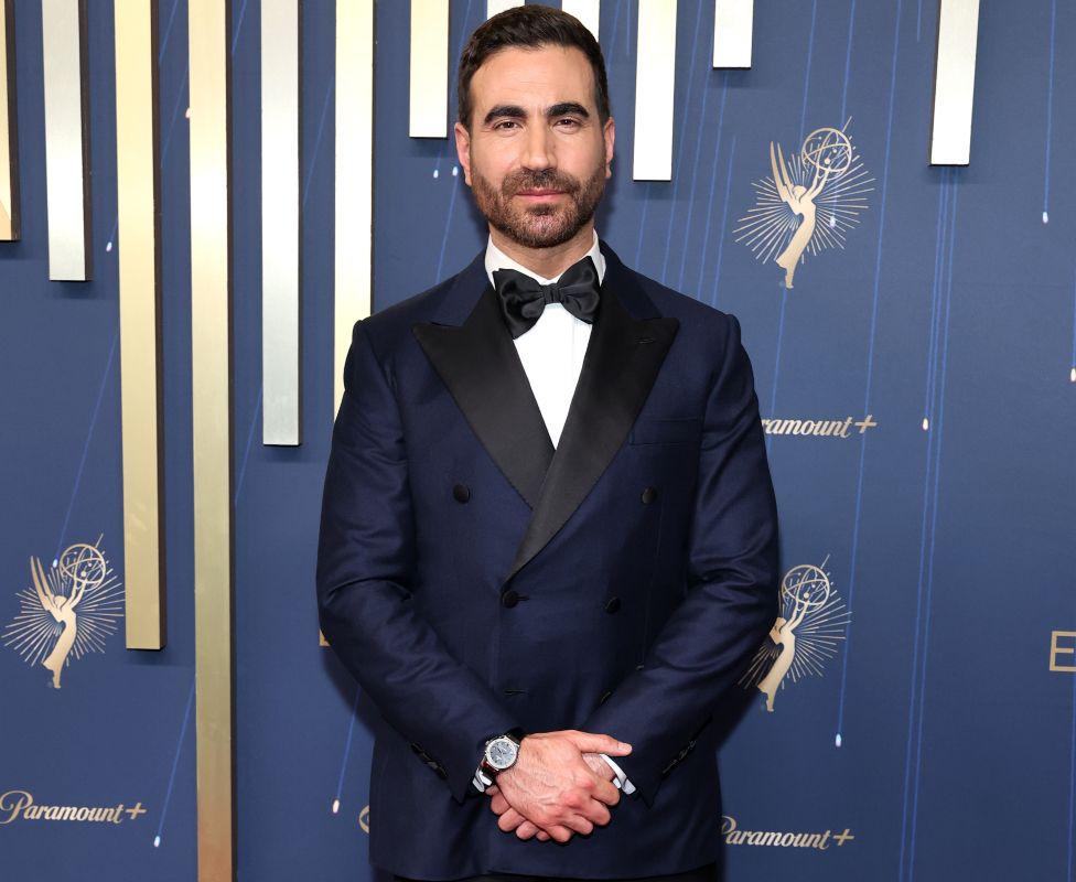 Sidni Svini, Džena Ortega, Selena Gomez i sjaj dodele Emi nagrada u fotografijama 26 Glum Bret Goldstein u crnom odelu, beloj košulji sa crnom leptir mašnom