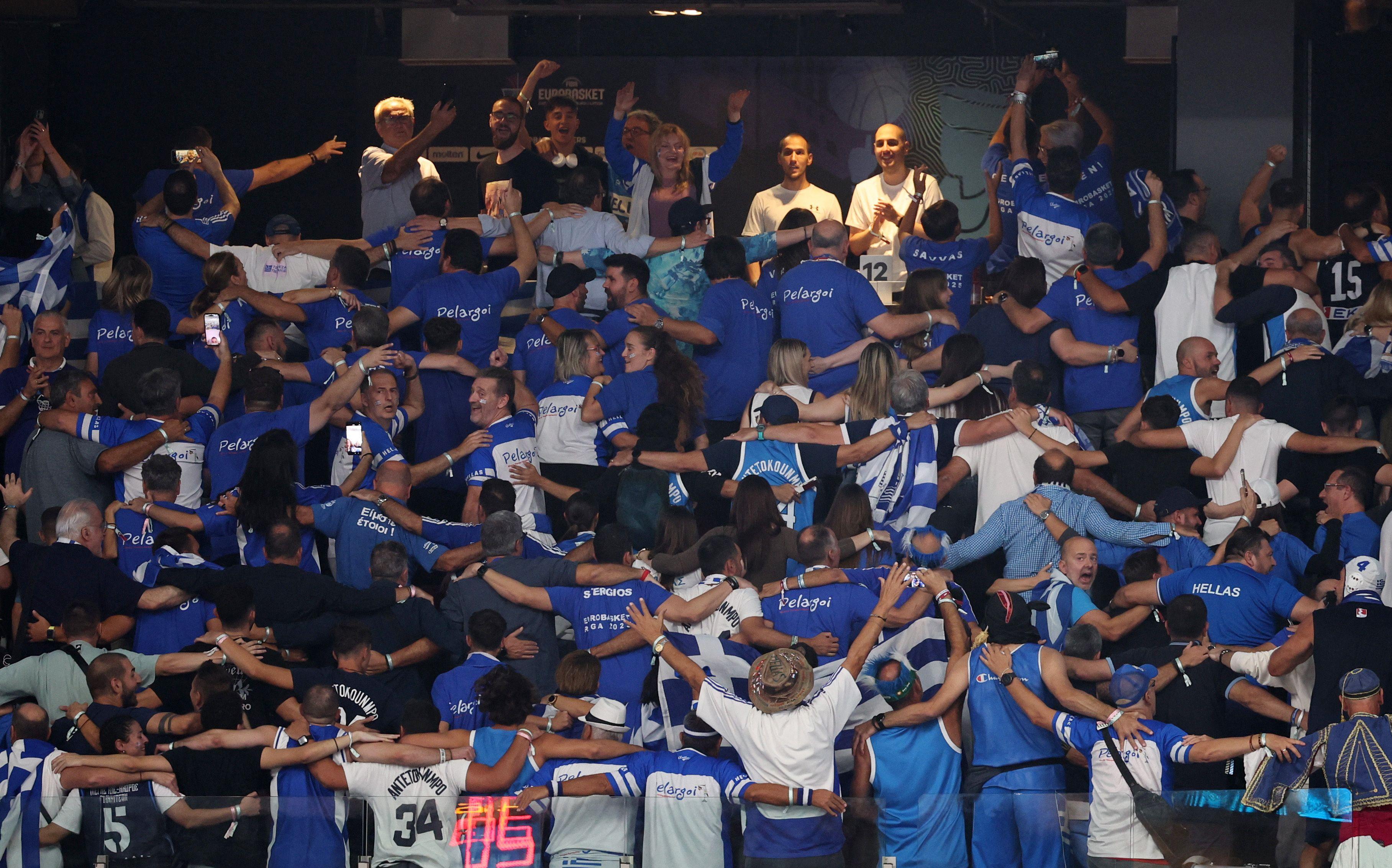 Umalo od gotovog veresija: Grcima bronza, Fincima kapa dole 5 Grčki navijači na utakmici za treće mesto u Rigi