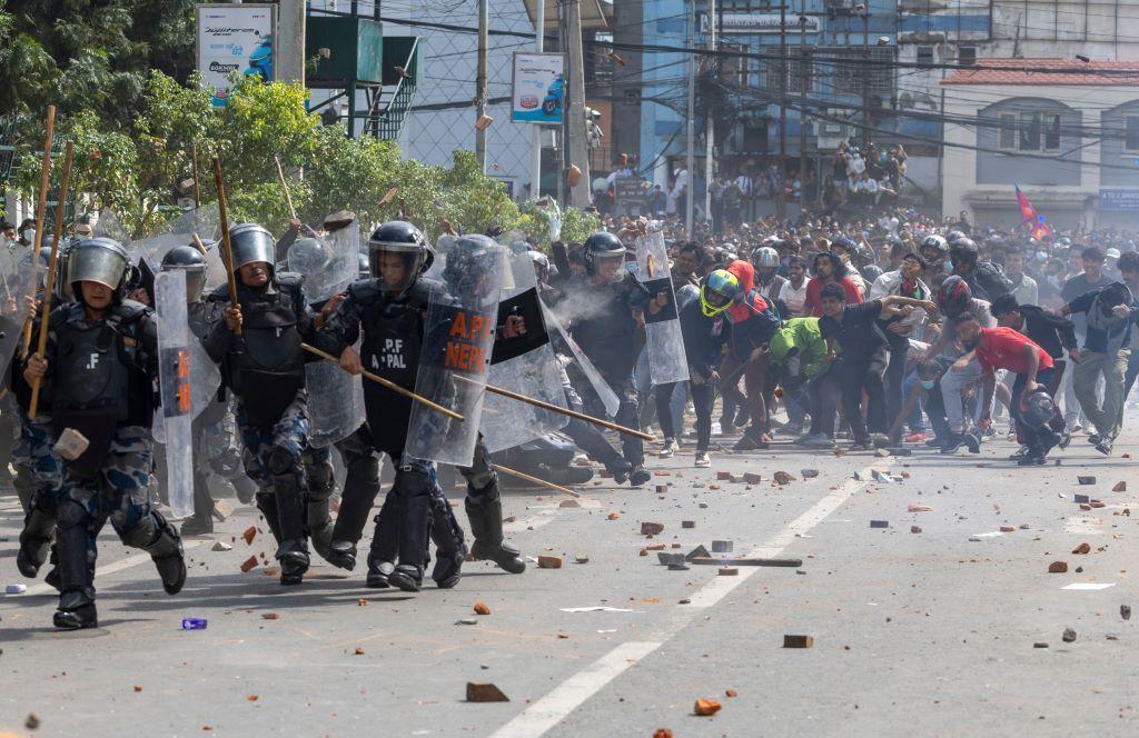 Nepal: Vojska uspostavila mir, prva žena premijer u istoriji zemlje 11 Policija u opremi za razbijanje demonstracija se povlači pred demonstrantima