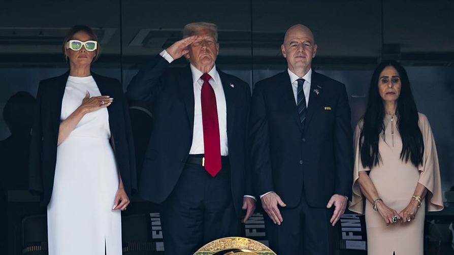 Melanija Tramp: 'Oprez! Roboti su stigli' 3 Melanija Tramp sa suprugom i predsednikom FIFA Đanijem Infantino na Svetskom klupskom fudbalskom prvenstvu u Njujorku u julu 2025.