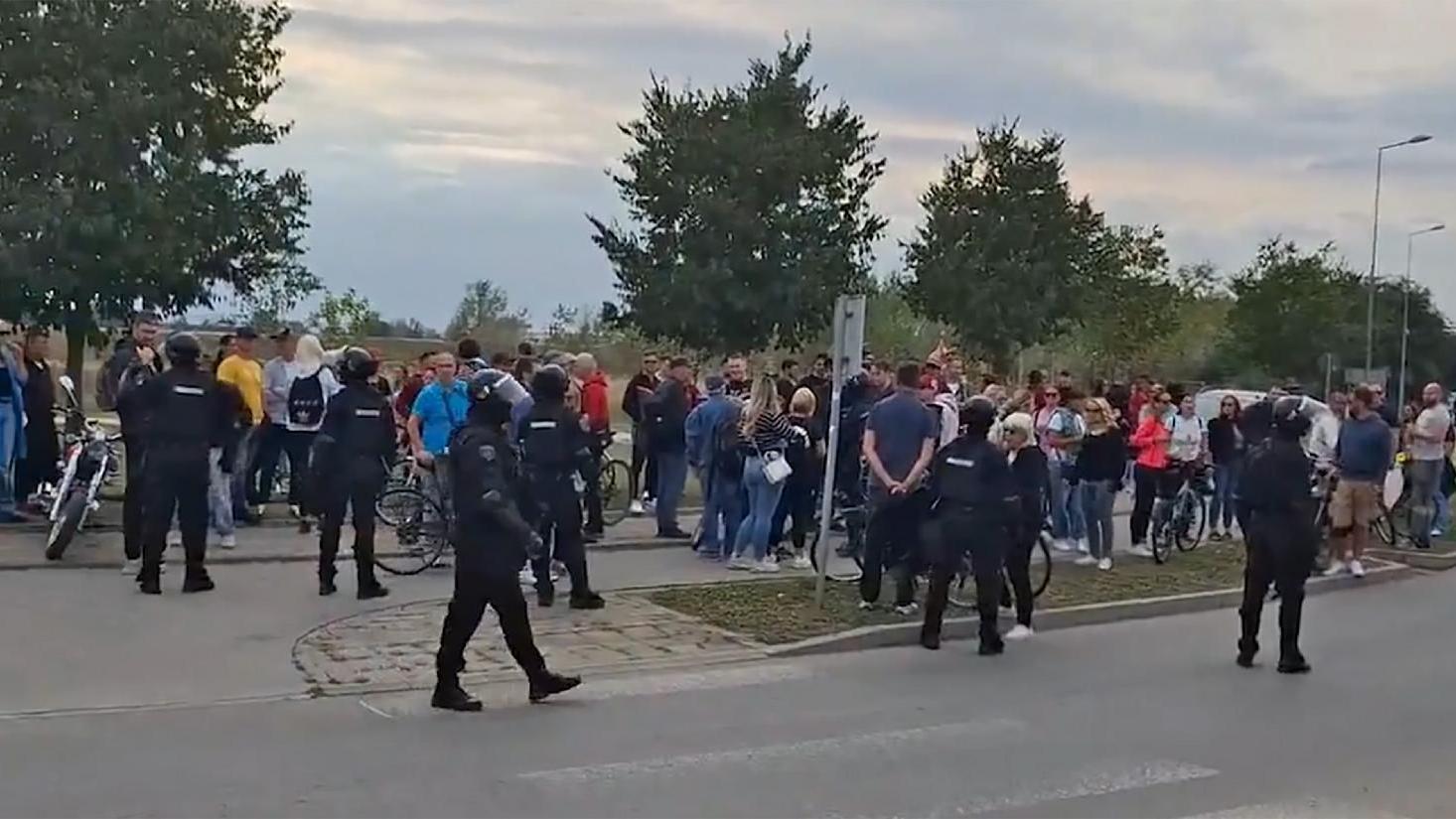 Podeljene ulice širom Srbije: Policija između pristalica i protivnika vlasti 4 Protest u Novom Sadu