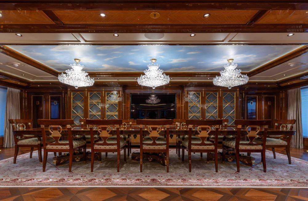 'Beskonačni' bazen, helidrom, osam soba: 'Superjahta ruskog milijardera' na aukciji 13 Drvene stolice poredane oko velikog drvenog stola u prostoriji sa tepihom i smeđim regalima okolo
