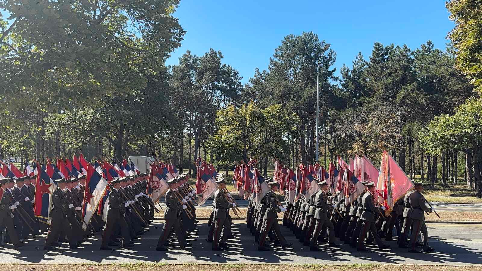 Padobranskim skokom završena vojna parada: Žadarmerija oslobodila potisnute studente i građane (FOTO/VIDEO) 2