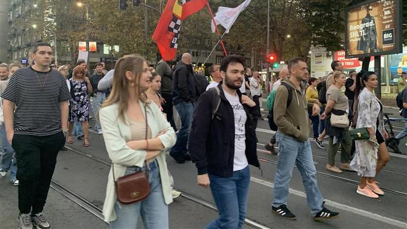 Student Bogdan Jovičić ostaje u pritvoru, novi skupovi podrške 2 Grupa ljudi u pšrotestnoj šetnji na ulicama Beograda