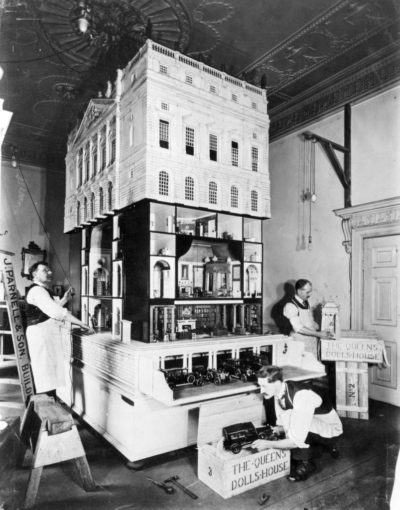 Pet stvari koje treba da znate o poseti Donalda Trampa Velikoj Britaniji 3 A black and white photo showing Queen Mary's Dolls' House