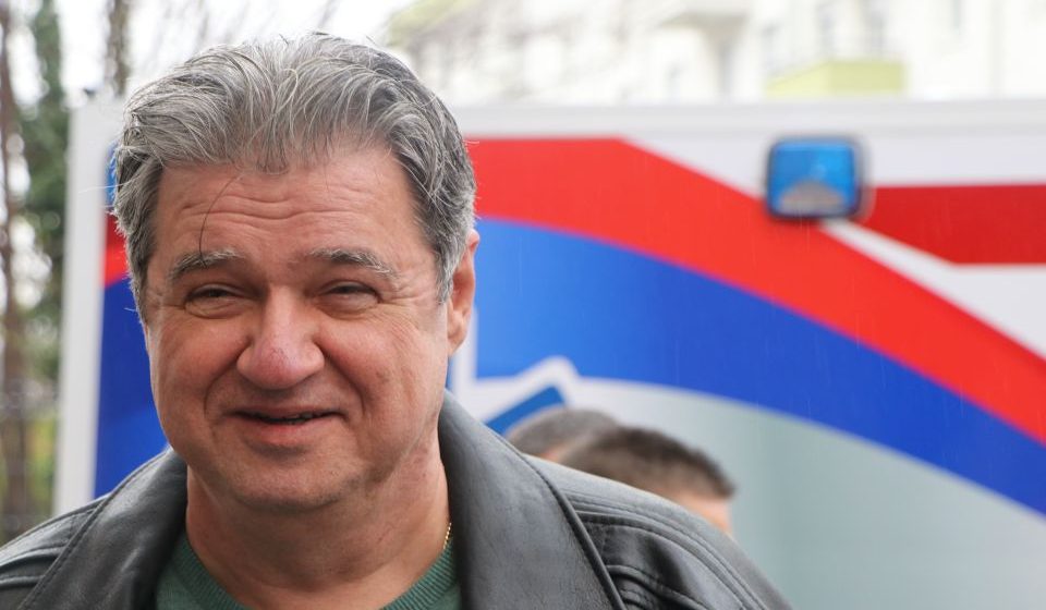 Direktor Hitne pomoći u Novom Sadu ponovo pričao o otpuštenim radnicima, vređao zaposlene, a dotakao se i rejtinga opozicije 1