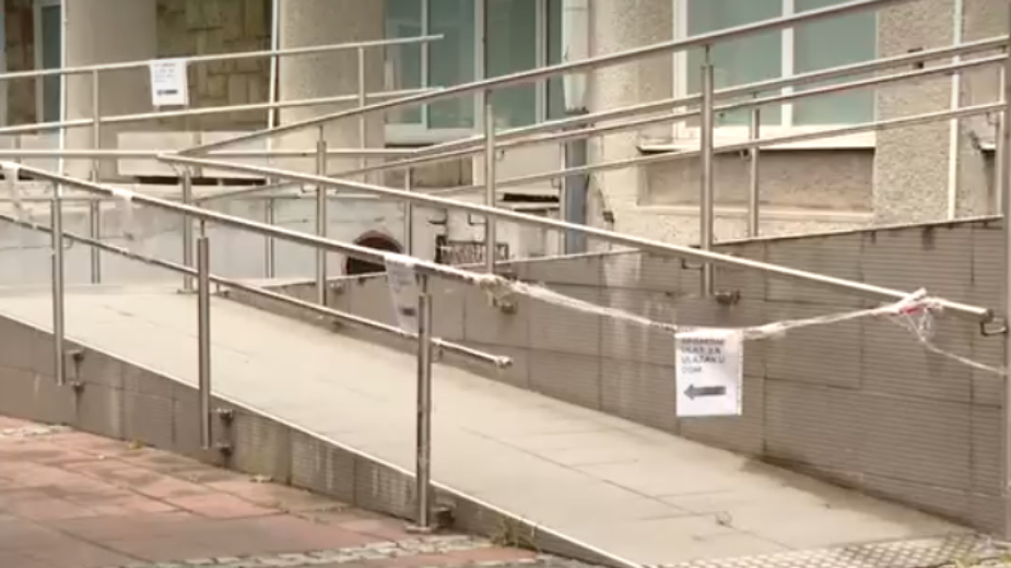 Glavni ulaz u DZ Stari grad zatvoren već pola godine zbog nadstrešnice: Kako ulaze osobe u invalidskim kolicima? 1