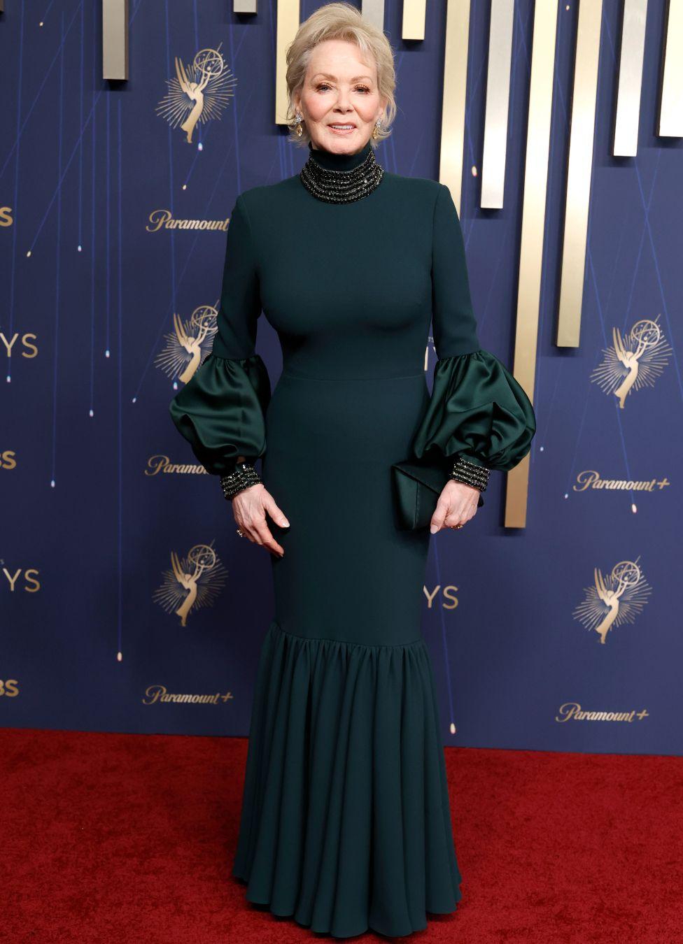 Glumica Džin Smart u crnoj dugačkoj haljini