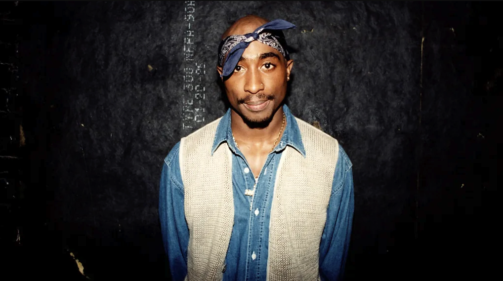 Tupak u teksas košulji i prsluku