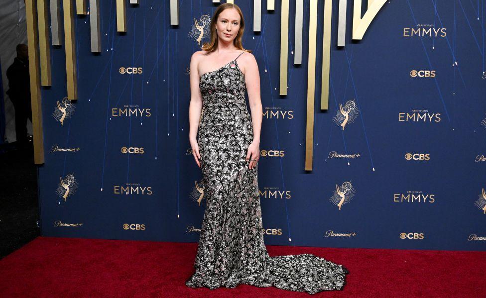 Sidni Svini, Džena Ortega, Selena Gomez i sjaj dodele Emi nagrada u fotografijama 23 Hana Ajnbinder glumica u srebrno crnoj haljini dugačkoj