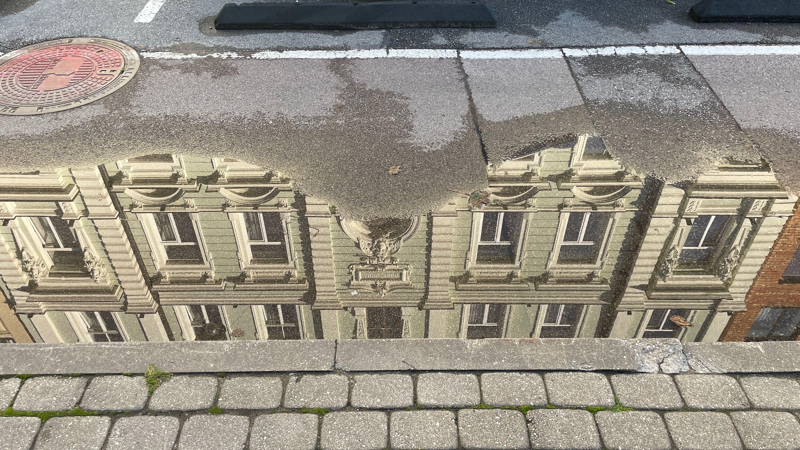 Razglednica Rige: Secesija, zaliv i pijaca 10 Većina objekata izgrađenih u secesiji nalaze se nešto dalje od strogog centra grada, poput ovog, nedaleko od Prve riške bolnice