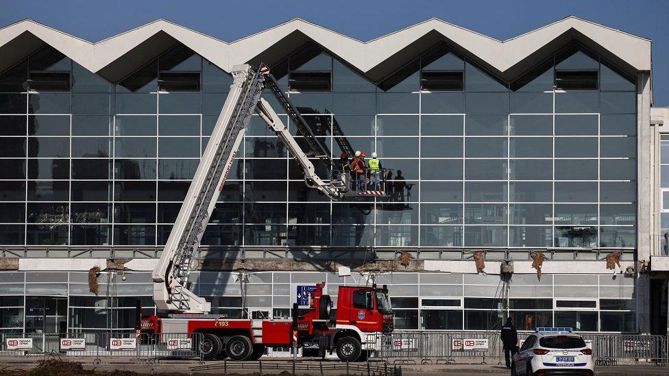 Pad nadstrešnice u Novom Sadu: Vesiću zakazano saslušanje za 17. novembar 3 Nadstrešnica Železničke stanice u Novom Sadu 2. novembar 2024.