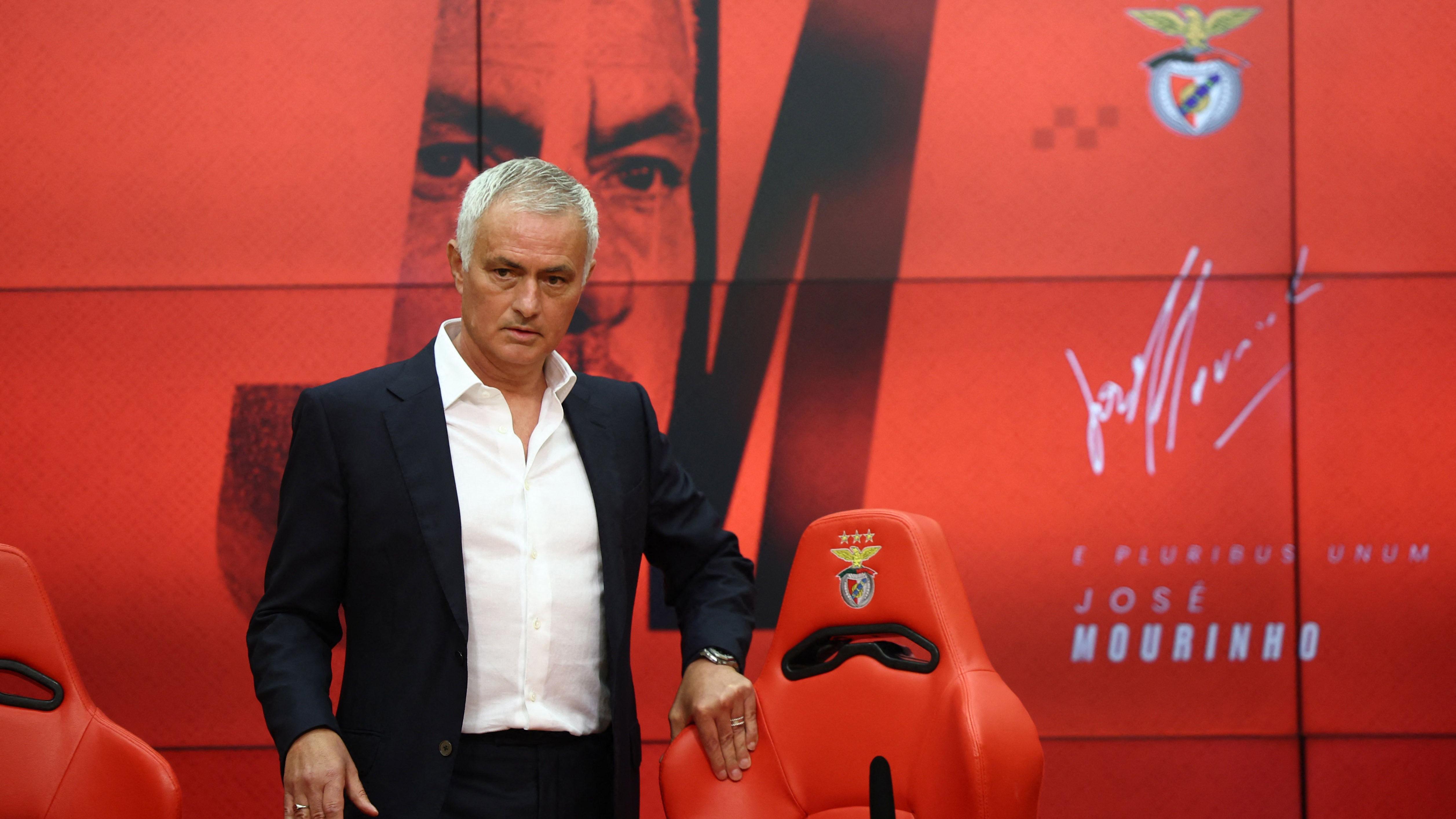 'Gospodin posebni' se vratio kući i kaže da je sada manji egocentrik: Murinjo vodi Benfiku 1 Žoze Murinjo na konferenciji za novinare na stadionu Benfike