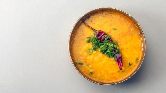 Jelo u činiji, odgore je crvensa papričica