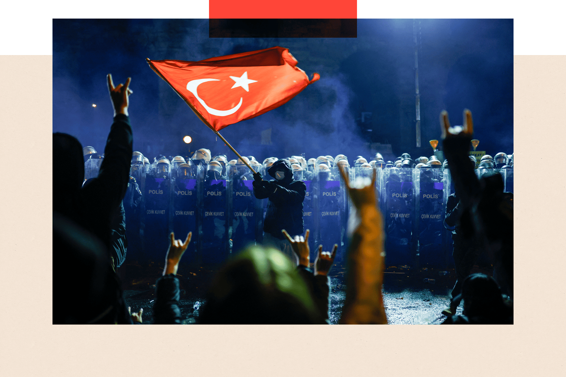 Uprkos opozicionim protestima, mnogi konzervativni glasači smatraju Erdoganov AKP zaslužnim za modernizaciju Turske i obezbeđivanje većeg prostora za Islam u sekularnoj republici