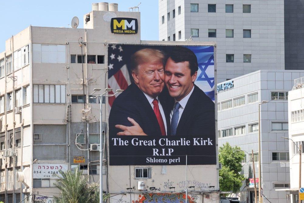 Čarli Kirk, Charlie Kirk, ubijen čarli kirk, fotografija sa likom čarlija kirka i donalda trampa, veliki poster trampa i kirka u tel avivu u izraelu, veliki poster Donalda Trampa i Čarlija Kirka postavljen je na zgradi u izraelskom Tel Avivu. Piše: 'Veliki Čarli Kirk. Počivaj u miru'