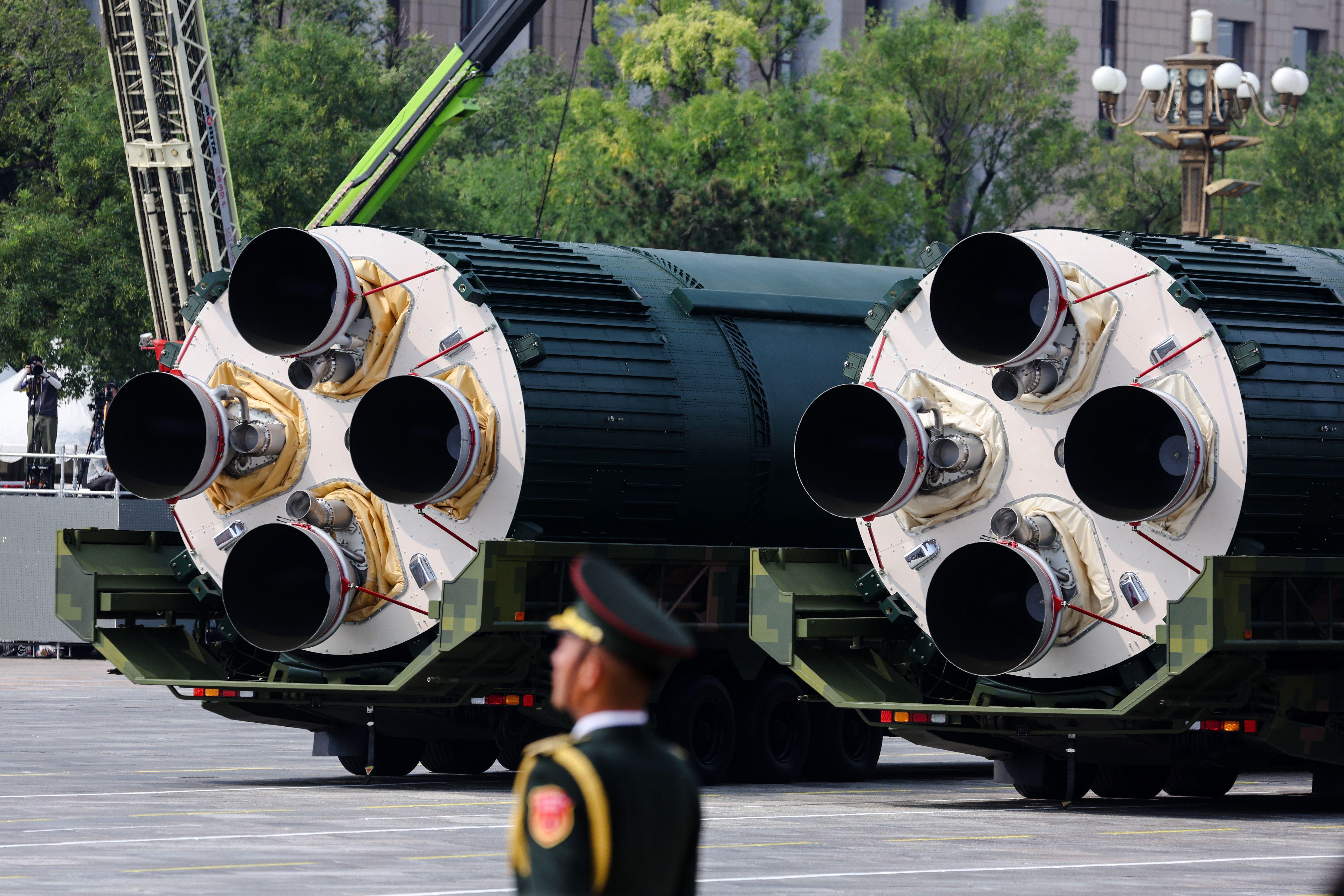 'Jasna poruka Trampu': BBC novinari o vojnoj paradi u Kini 3 Vojnik ispred oružja