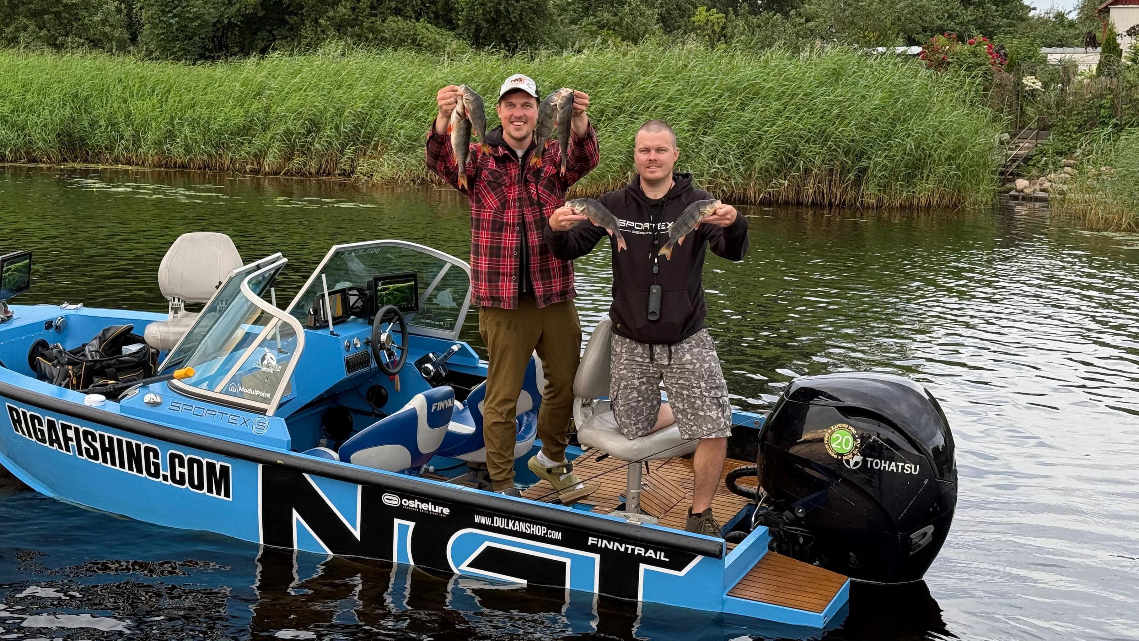 'Pecanje je način života': Lov na ribarska mesta u Letoniji 6 Toms Klabis sa prijateljem i ulovljenim rubama u čamcu