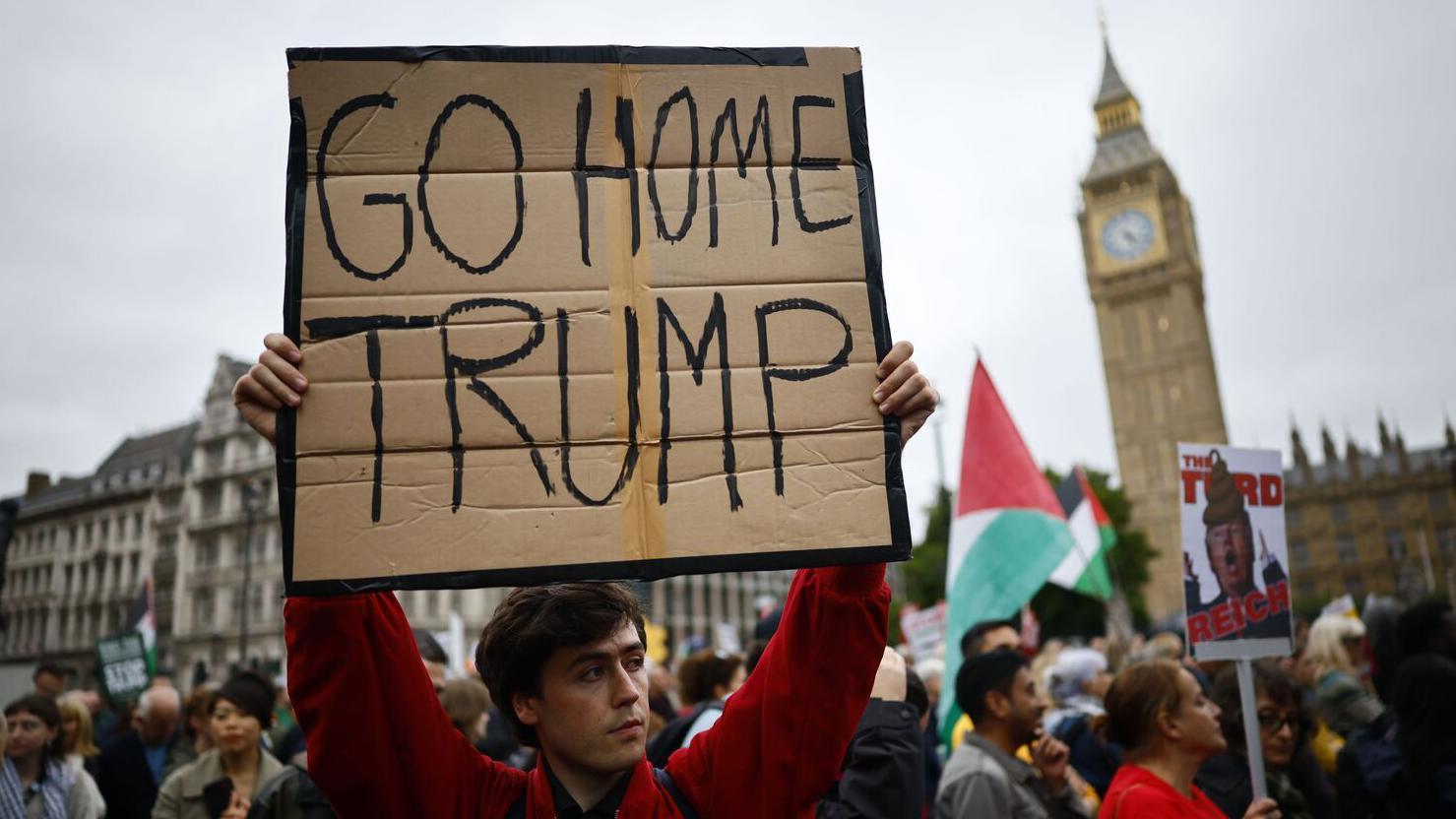 Muškarac sa transparentom Trampe, idi kući