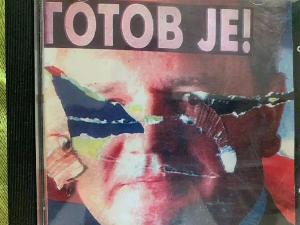 Dan kad je opozicija u Srbiji pobedila Slobodana Miloševića 1 slobodan milošević, pocepan plakat, plakat sa likom miloševića na kojem piše gotov je