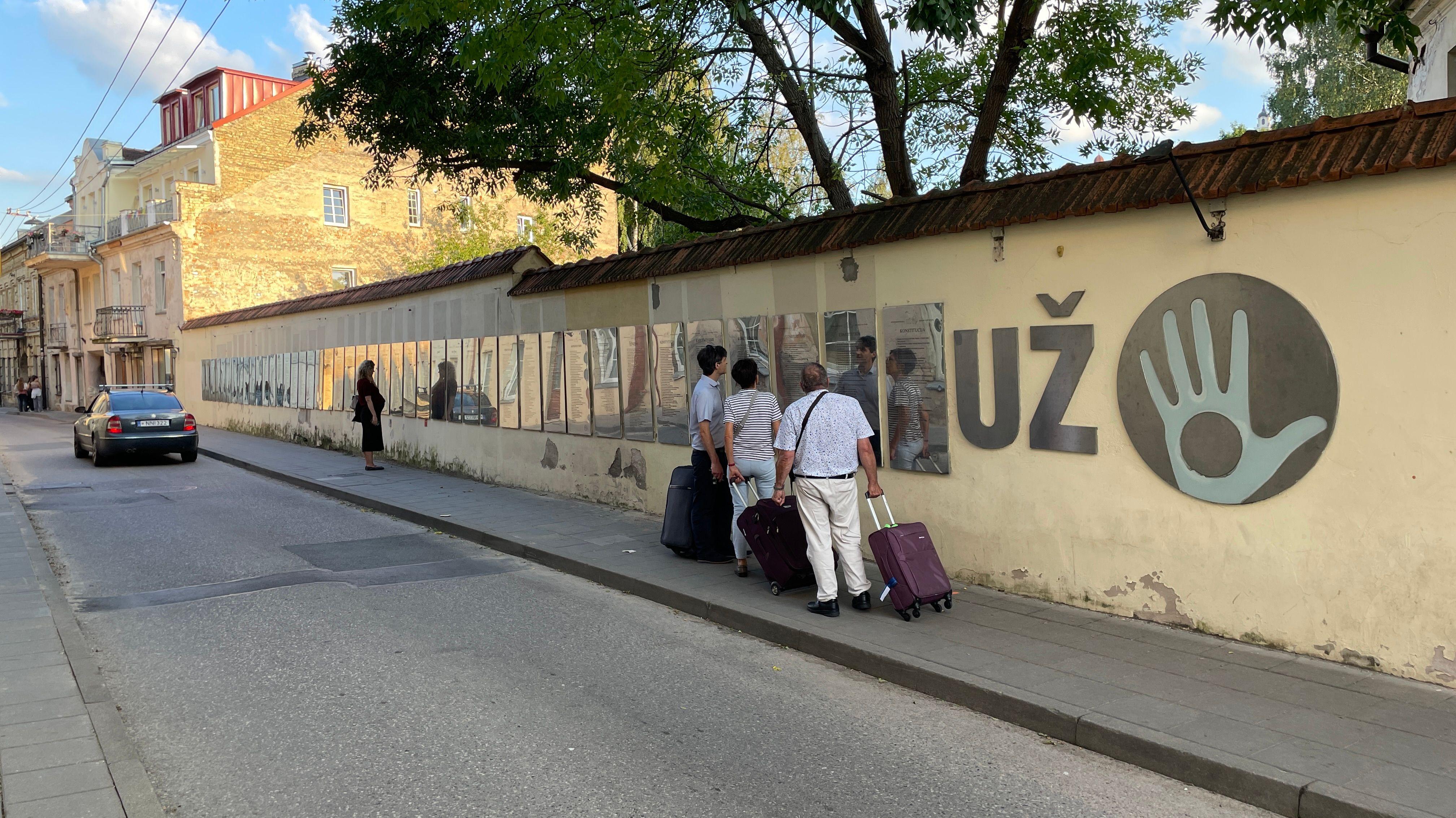 Zid na kome se nalazi ustav republike Užupis na više desetina svetskih jezika