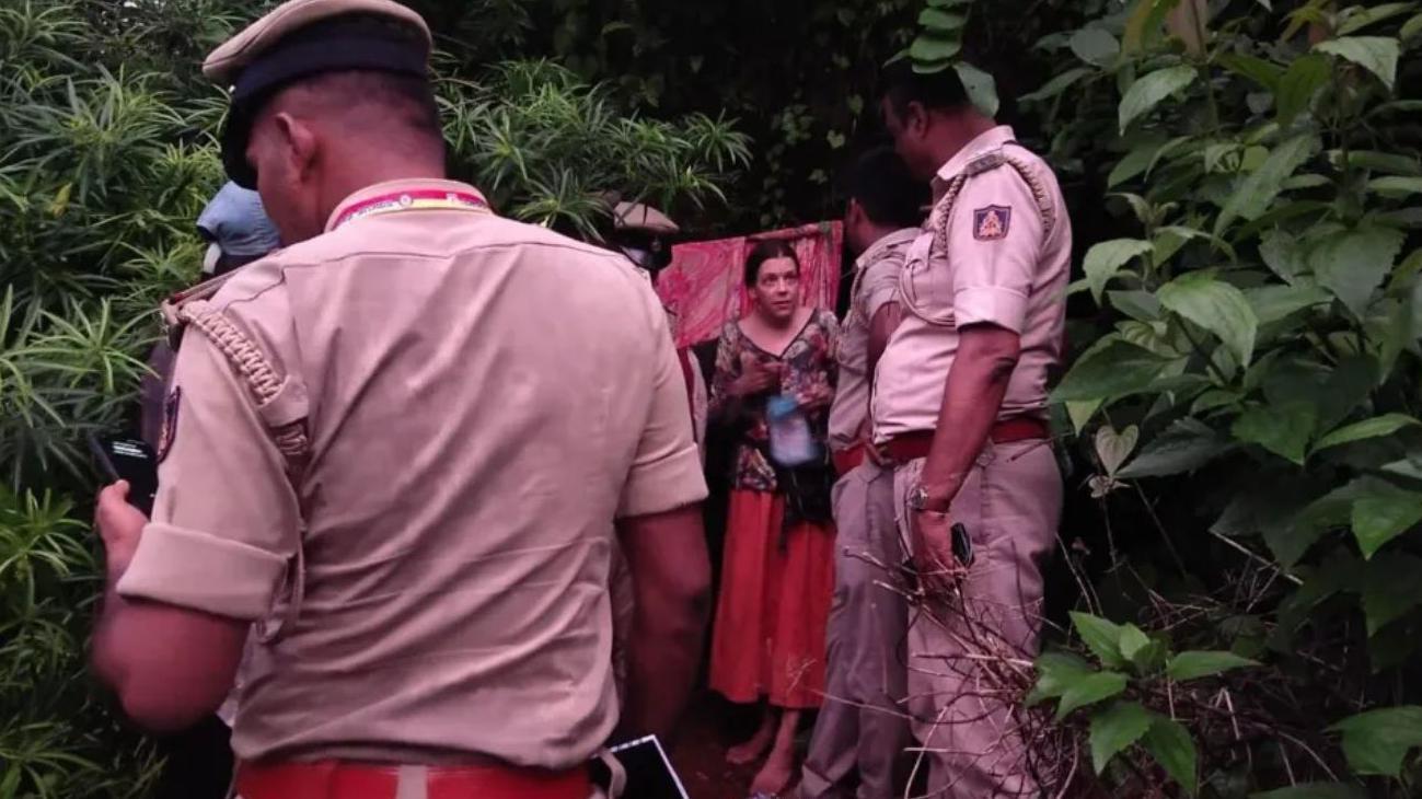 Majka i njene dve ćerke, pronađene u pećini u Indiji, vraćene u Rusiju 1 Nina Kutina izlazi iz pećine