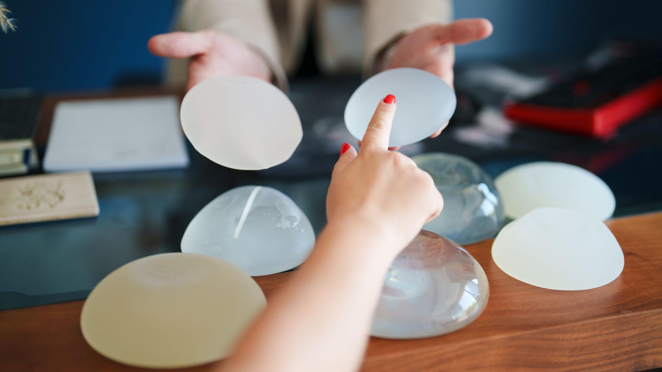 Ruke na čijim dlanovima su implanti