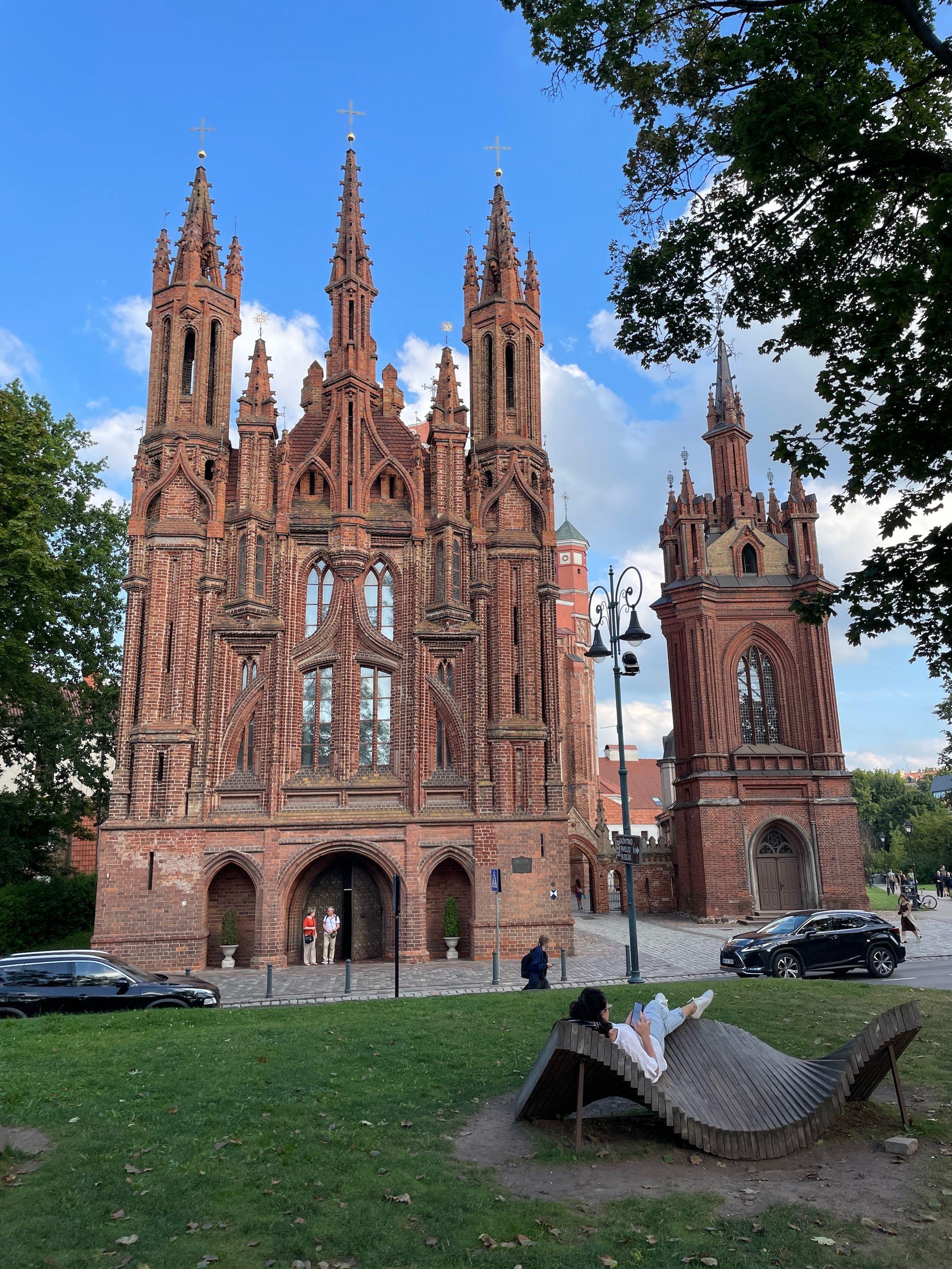 Crkva svete Ane izgrađena je u gotičkom stilu krajem 15. veka