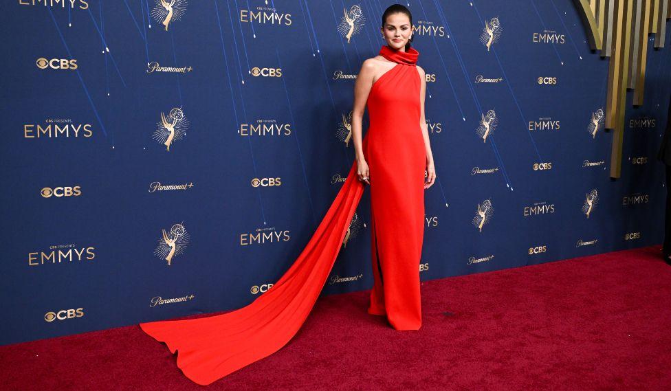 Zvezda serije „Samo ubistva u zgradi“ Selena Gomez u crveoj dugačkoj haljini 