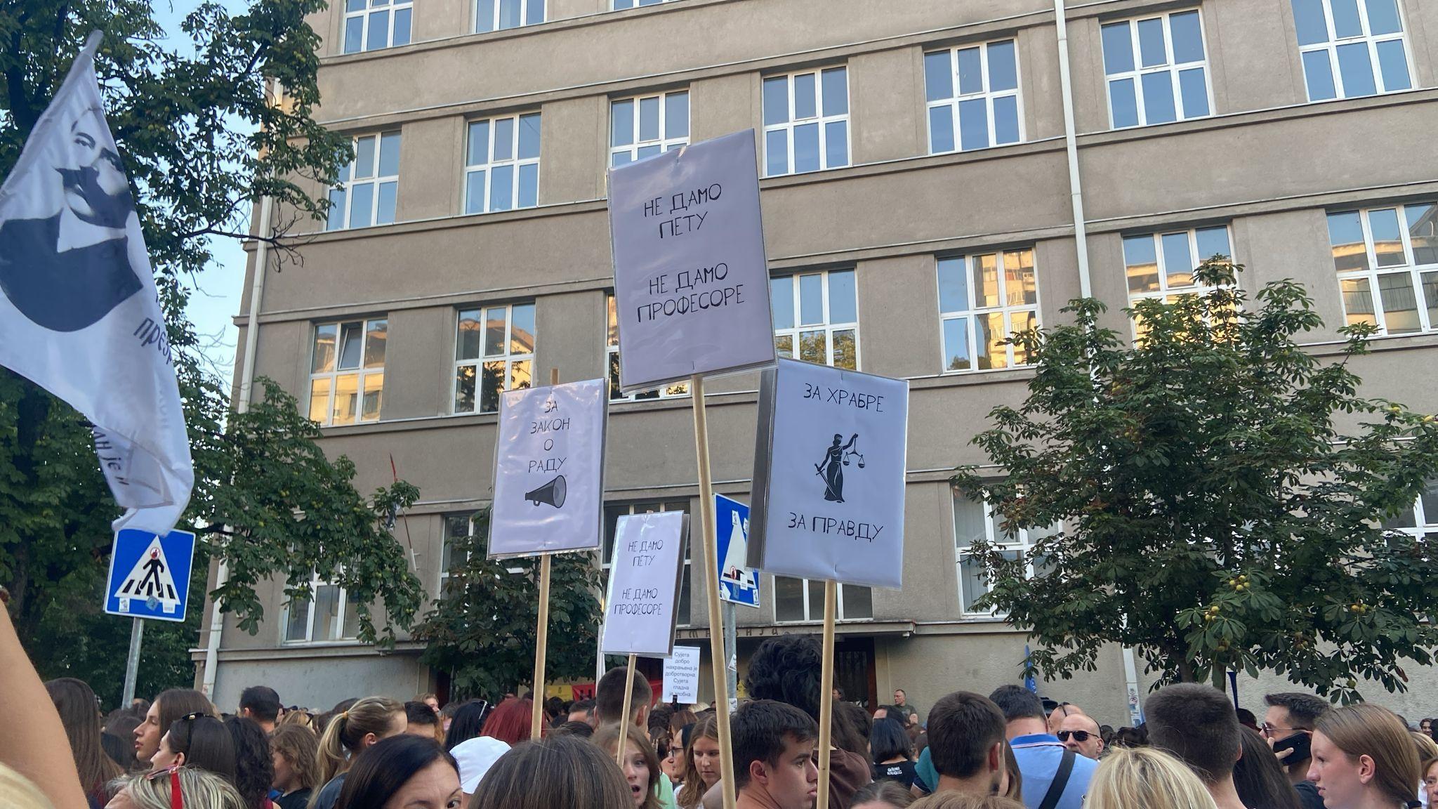 Zašto nekim nastavnicima u školama u Srbiji nisu produženi ugovori 2 Skup podrške nastavnicima ispred Pete gimnazije u centru Beograda