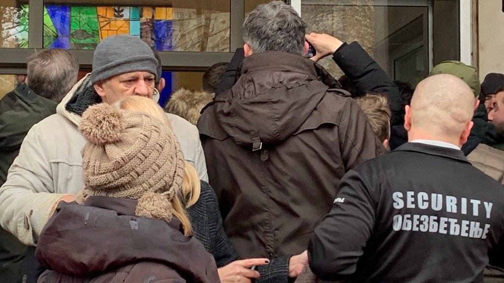 Ko u Srbiji može da bude privatno obezbeđenje 1 Privatno obezbeđenje pokušava da spreči okupljene da uđu u skupštinu grada Beograda