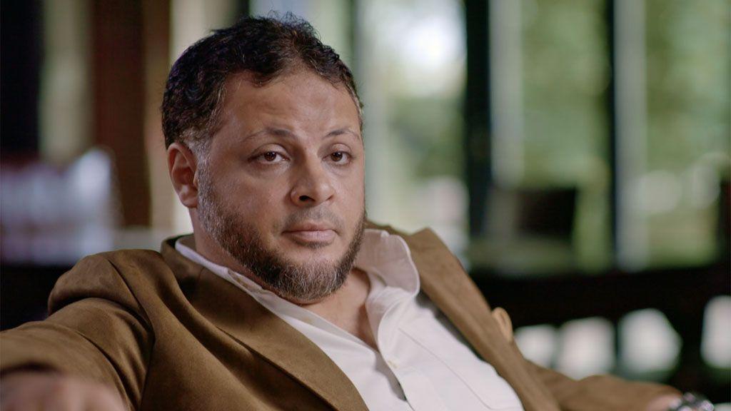 muškarac u krem odelu