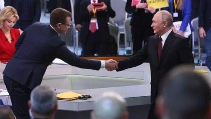 Od idealiste do vrhovnog propagandiste: Upoznajte Putinovog omiljenog novinara 2 Pavel Zarubi i Vladimir Putin se rukuju