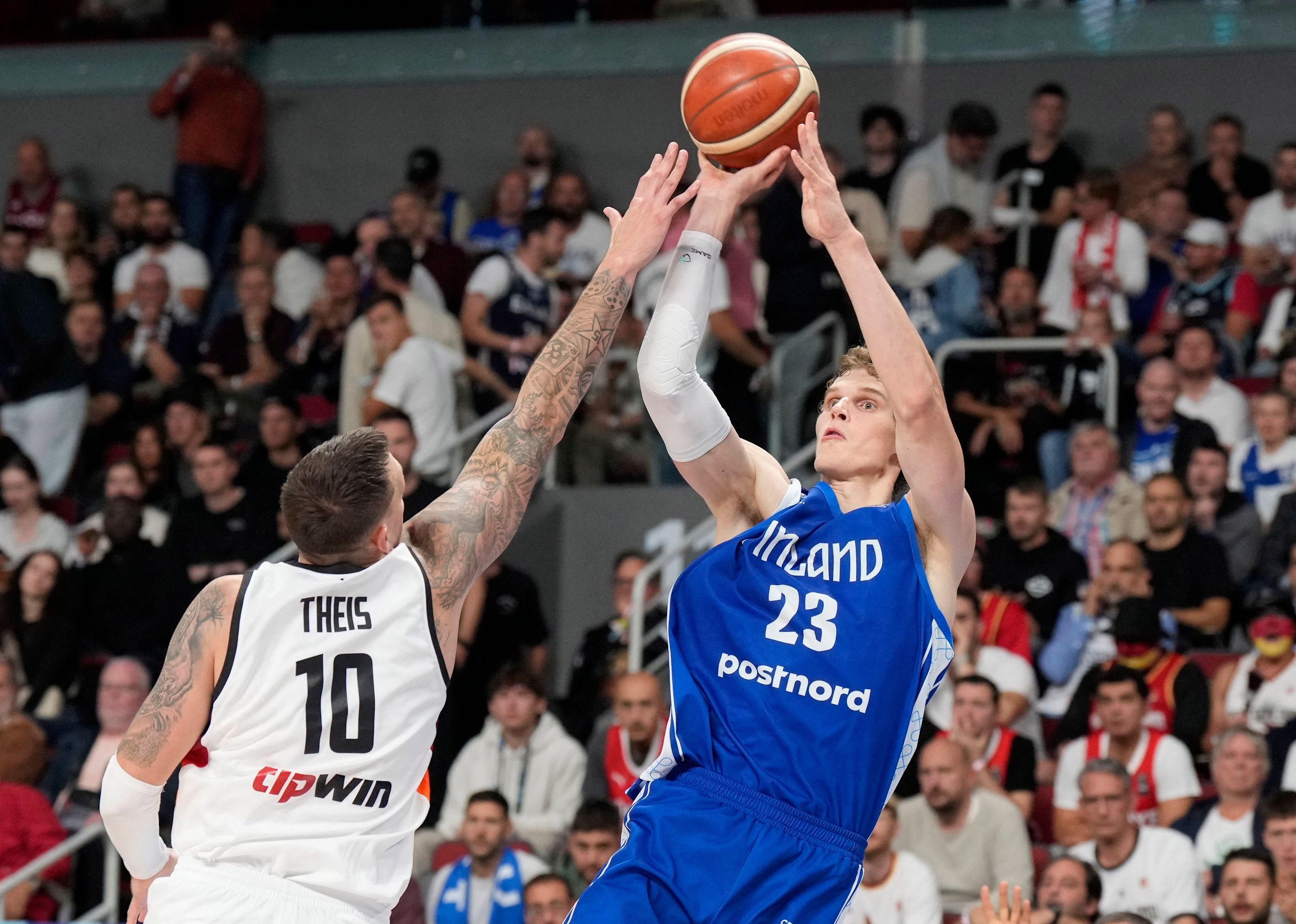 Finale neporaženih: Nemačka i Turska u finalu posle ubedljivih pobeda, za bronzu Grčka i Finska 6 Nemački centar Danijel Tajs (levo) i finski as Lauri Markanen (desno) u duelu