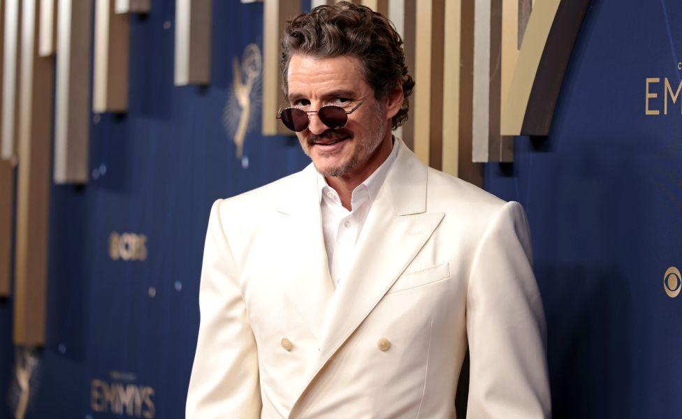 Sidni Svini, Džena Ortega, Selena Gomez i sjaj dodele Emi nagrada u fotografijama 12 Pedro Paskal u belom sakou