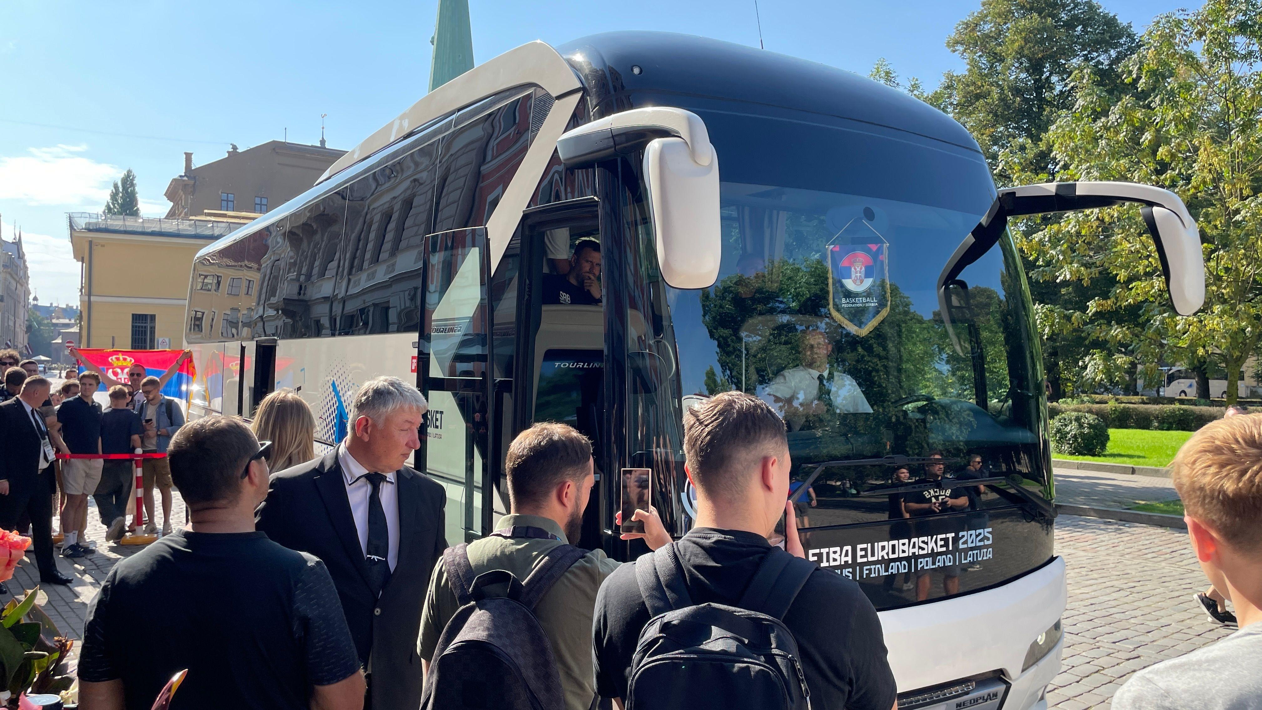 Odlazeće pismo iz Rige: Tri brata, crna mačka i legendarni uživo 6 Odlazak srpske reprezentacije