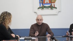 Odbornik u Skupštini grada Niša Branislav Stojković napustio je danas odborničku grupu koalicije oko Srpske napredne stranke, čime je gradska vlast formalno izgubila "tesnu većinu" od jednog odbornika u odnosu na odbornike političkih organizacija koje su na poslednjim lokalnim izborima nastupile kao opozicione.