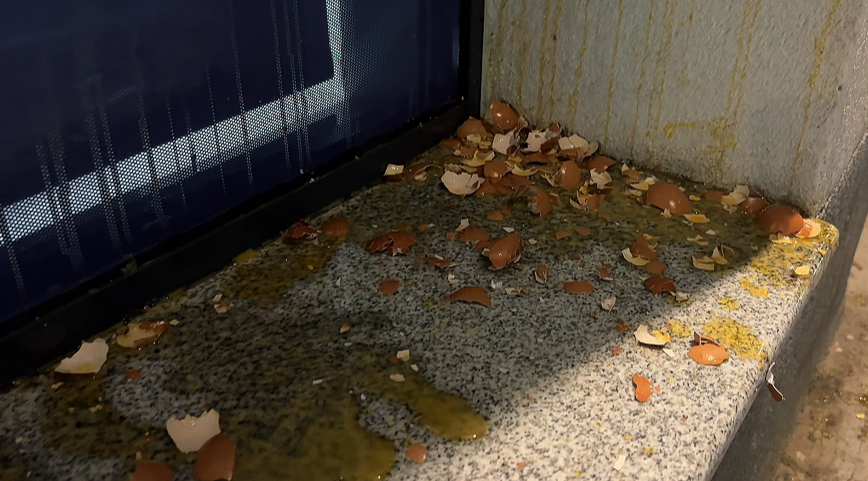 "Vandalski i sraman čin": Reagovanje Pokreta za narod i državu na drugi napad jajima na njihove protorije u Nišu 2