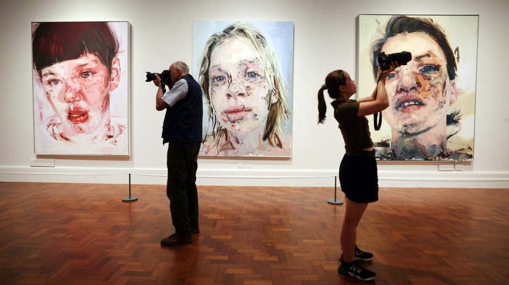 Retrospektivna izložba Dženi Savil u Nacionalnoj galeriji portreta u Londonu: Telo kao sudbina, boja kao puls 1