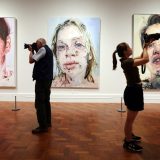 Retrospektivna izložba Dženi Savil u Nacionalnoj galeriji portreta u Londonu: Telo kao sudbina, boja kao puls 1