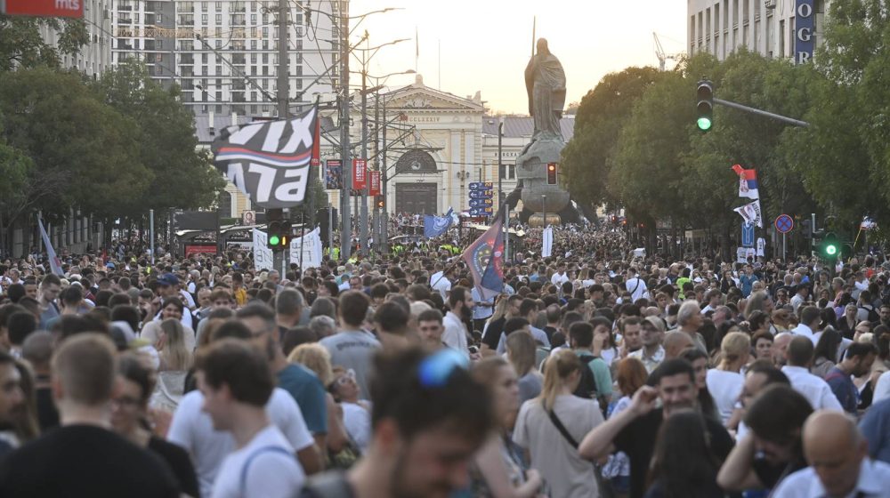 "Ako se sada ne udružimo, ni školske lekcije, ni diplome, neće nam značiti ništa": Srednjoškolci poslali poruku građanima na početku komemorativne šetnje 1