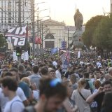 "Ako se sada ne udružimo, ni školske lekcije, ni diplome, neće nam značiti ništa": Srednjoškolci poslali poruku građanima na početku komemorativne šetnje 15