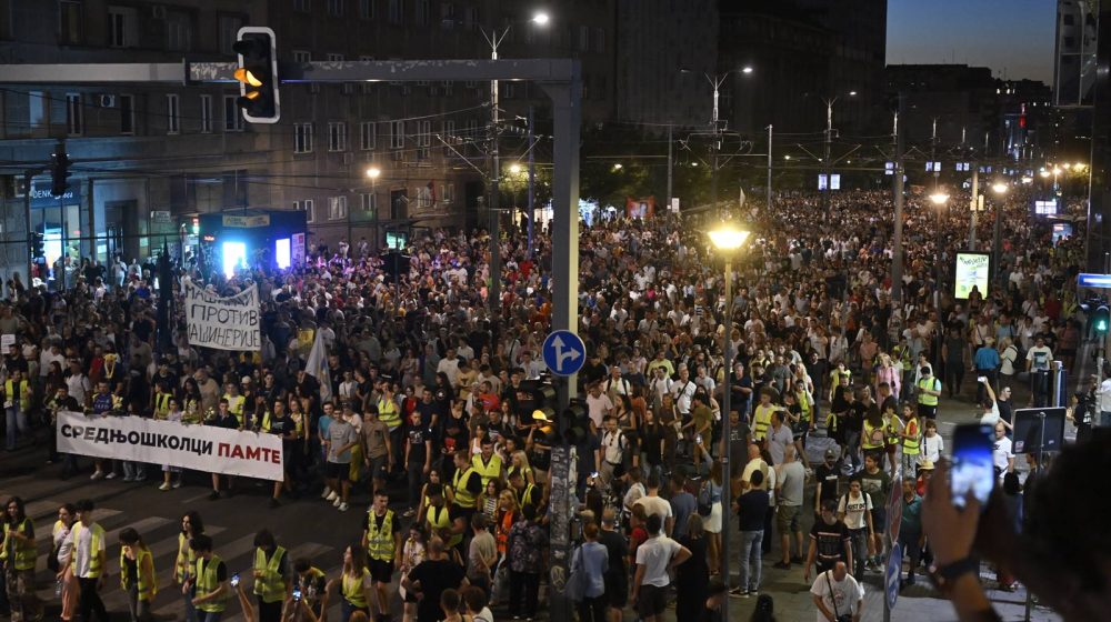 Srednjoškolci poručili ispred Ustavnog suda: Pravosuđe u Srbiji vezano okovima za stub srama 1